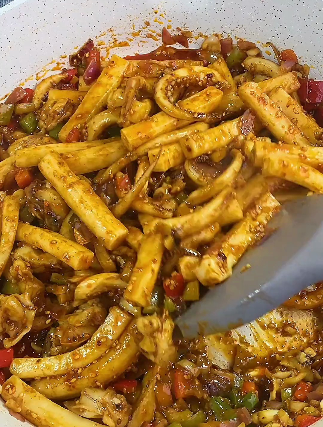 家常版鱿鱼炒年糕,年糕软烂入味,鱿鱼麻辣鲜香,快动手做起来