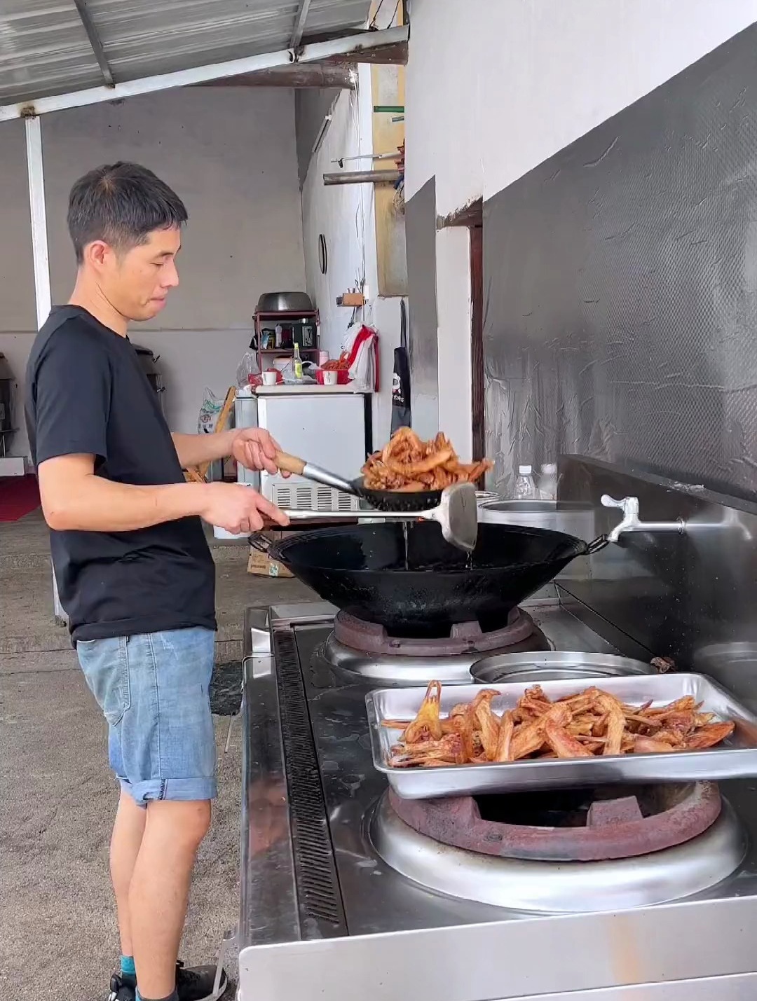 今天做一个椒盐鸭翅,保证你会爱上的味道