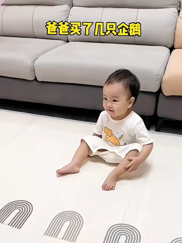 爸爸买的这个不倒翁玩具怎么推都推不倒,锻炼宝宝四肢协调