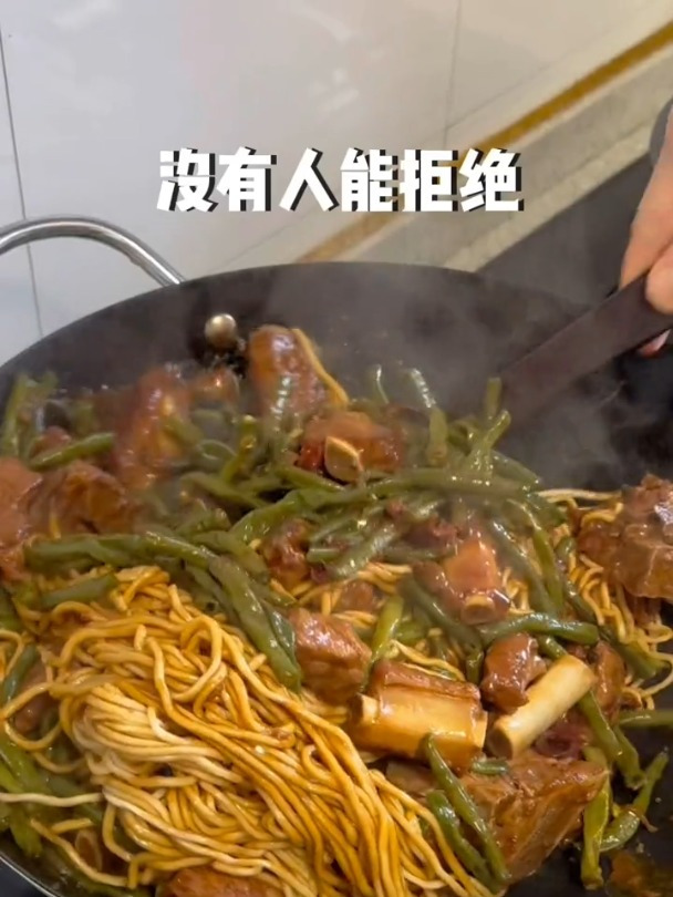 好!吃!哭!了!排骨豆角焖面真的巨巨巨香啊,太太太解馋了!