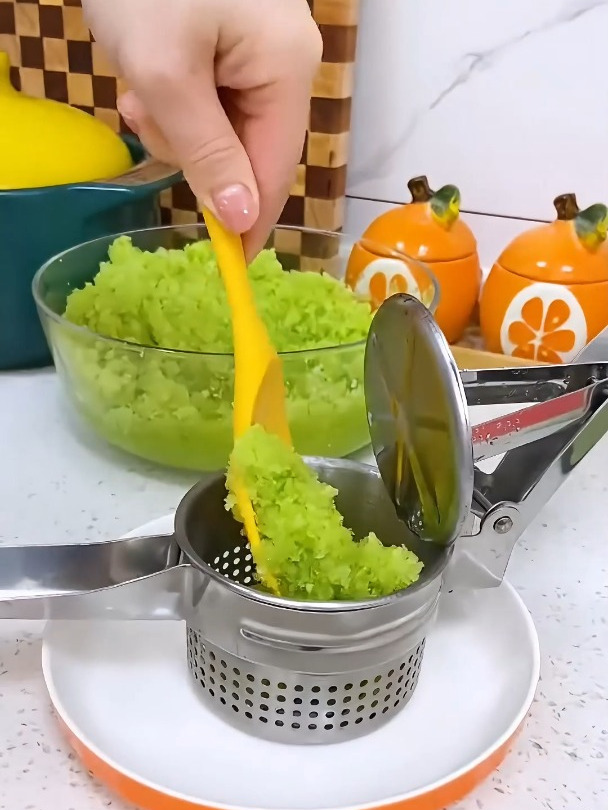 给菜馅挤水别用手了,用这个不锈钢挤水器,轻轻一压,轻松挤干净