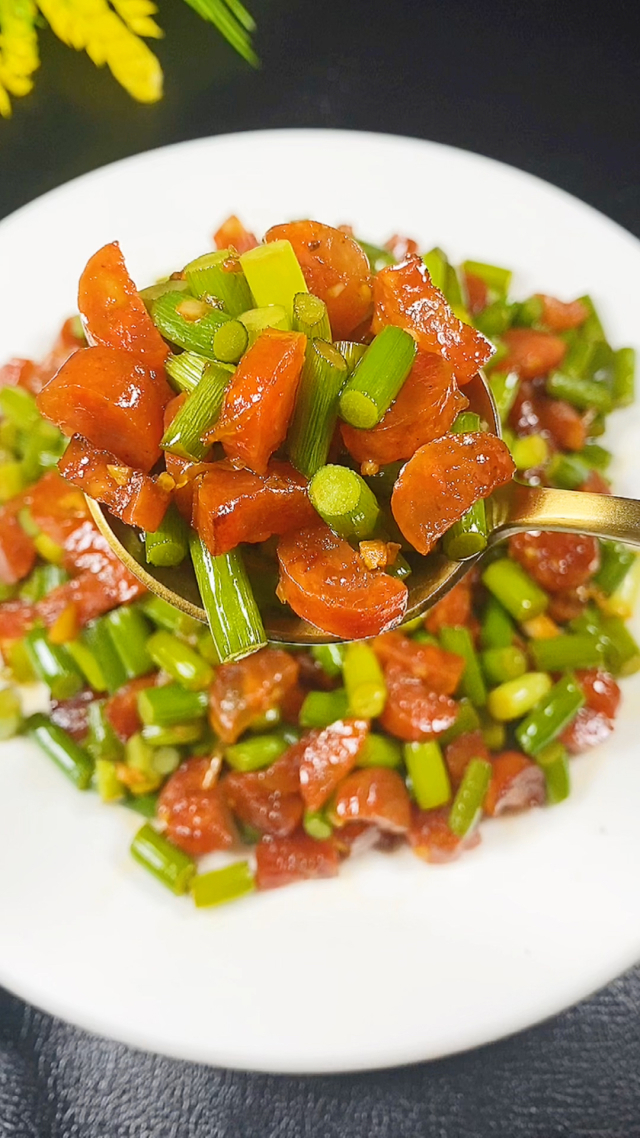 下饭菜腊肠炒蒜苔来了!