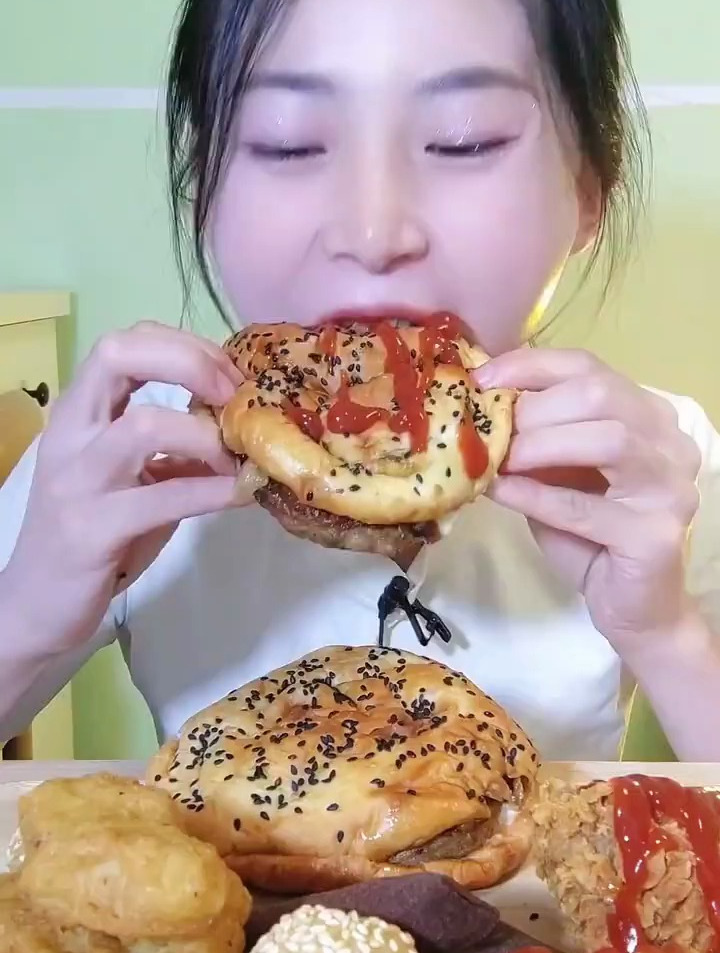 塔斯汀孜然菌菇牛肉中国汉堡:浓香在口,“孜” 味非凡