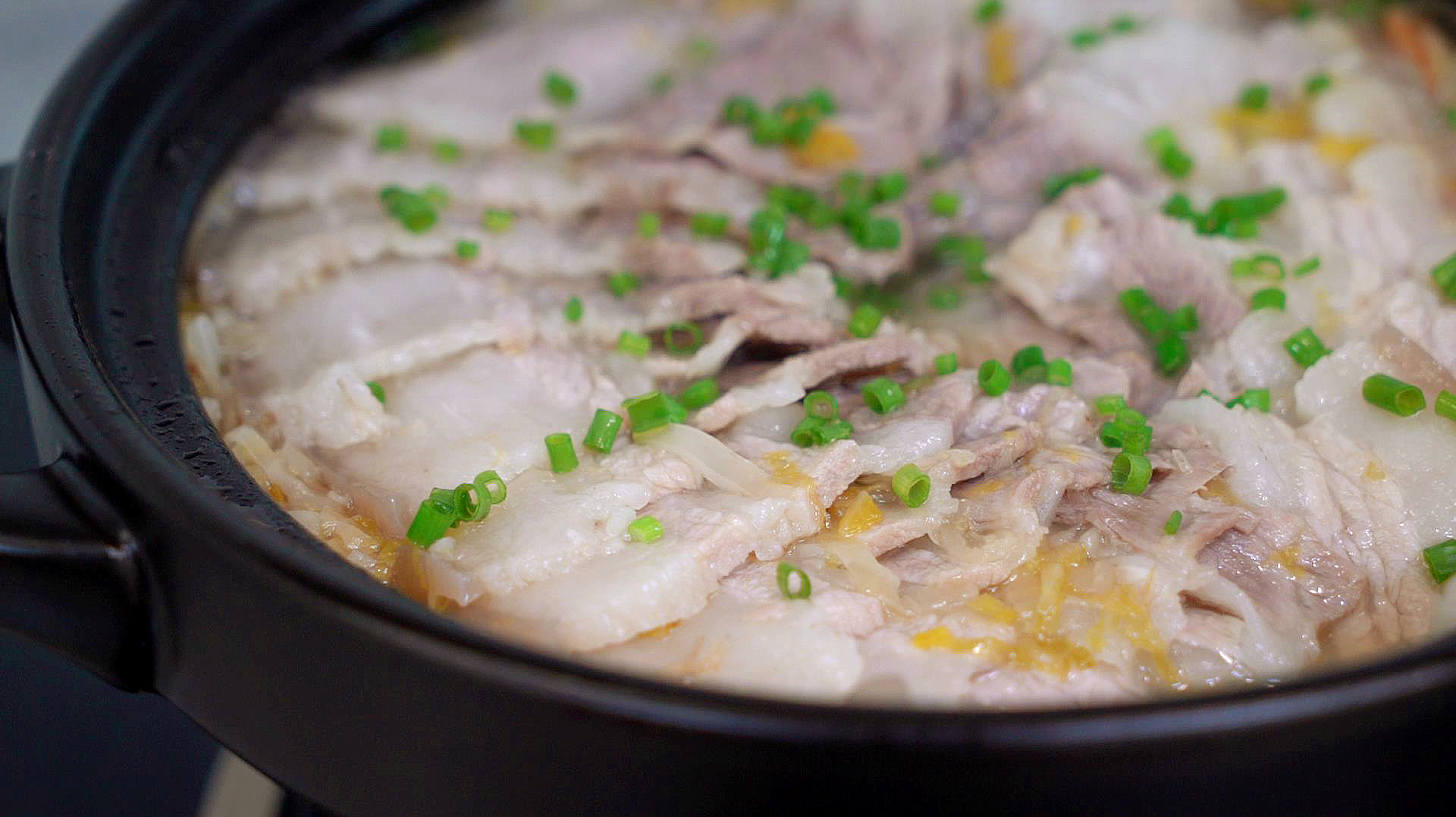 酸菜白肉的家常做法，出锅酸爽开胃，汤汁拌饭也能吃两碗！