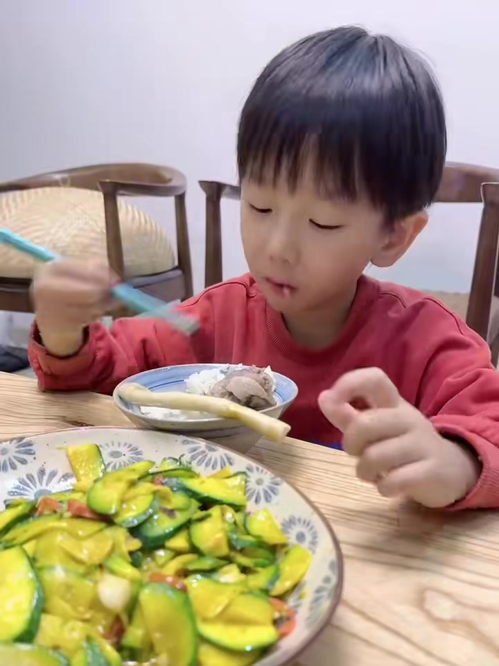 早市买了一只水鸭,煲一锅热气腾腾的笋干老鸭煲