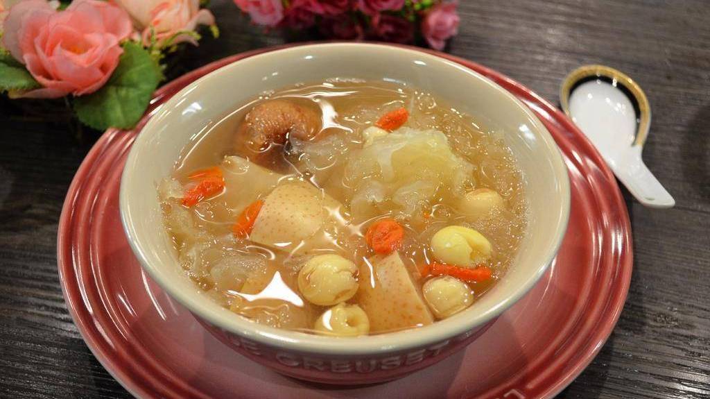 咽干肺燥,不妨试试喝百合莲子清肺汤,润肺去燥,喉咙不干痒