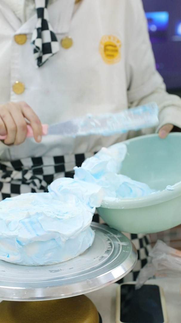 展示完的蛋糕怎么处理?毁掉!