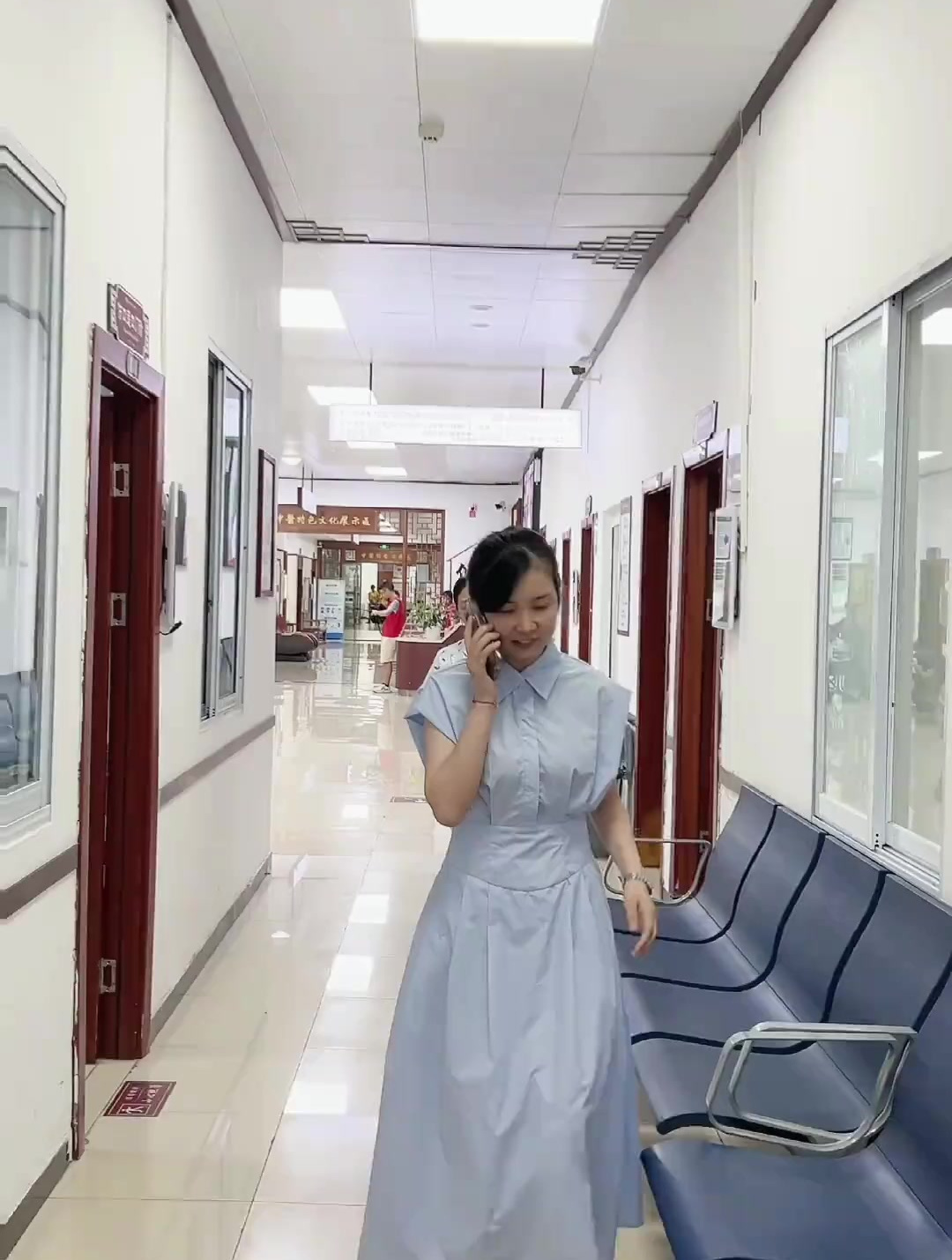 头晕目眩的走进妇科 中药熏蒸后 主任我表示对她们很满意