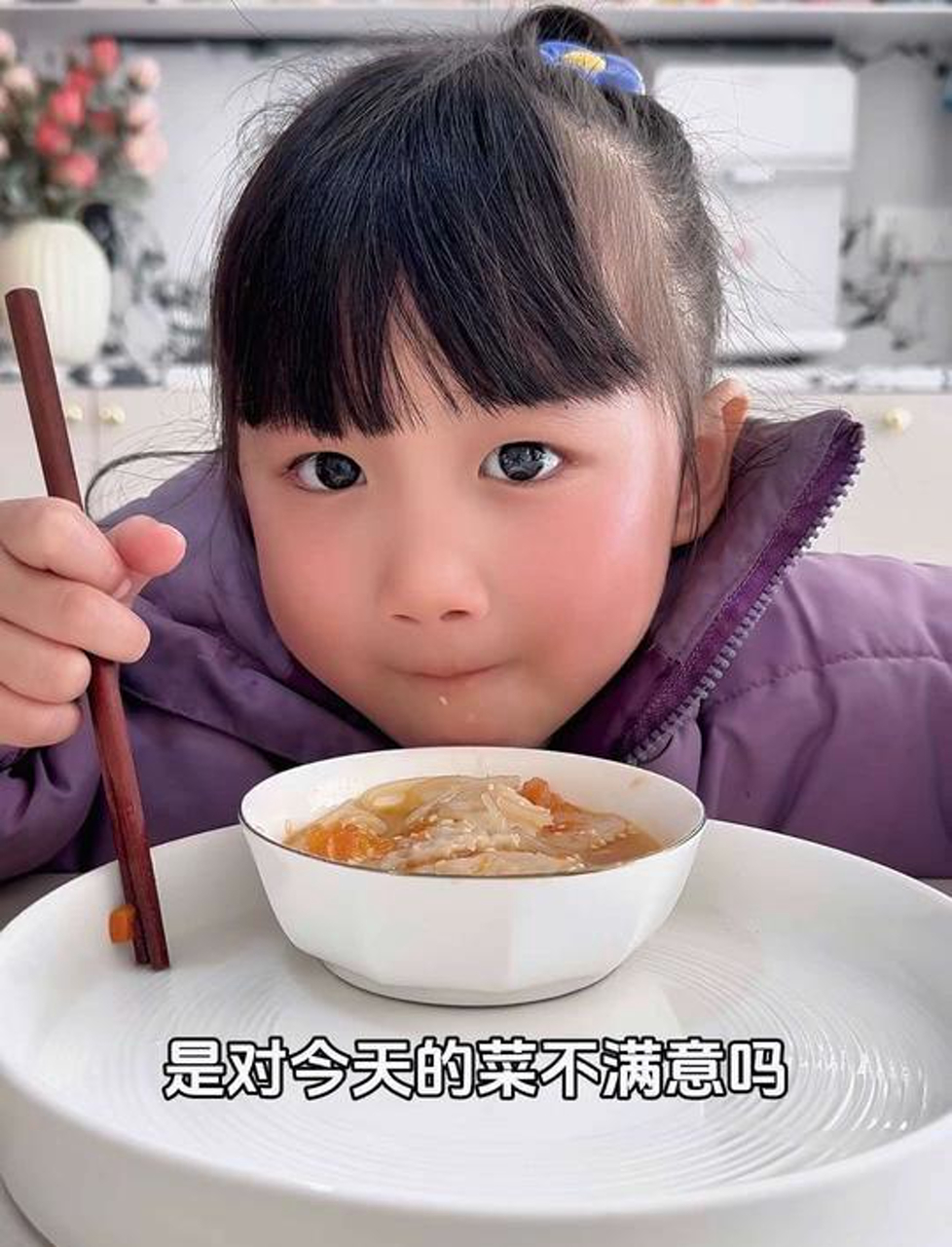 桌上摆满菜了,她还想尝尝别的口味