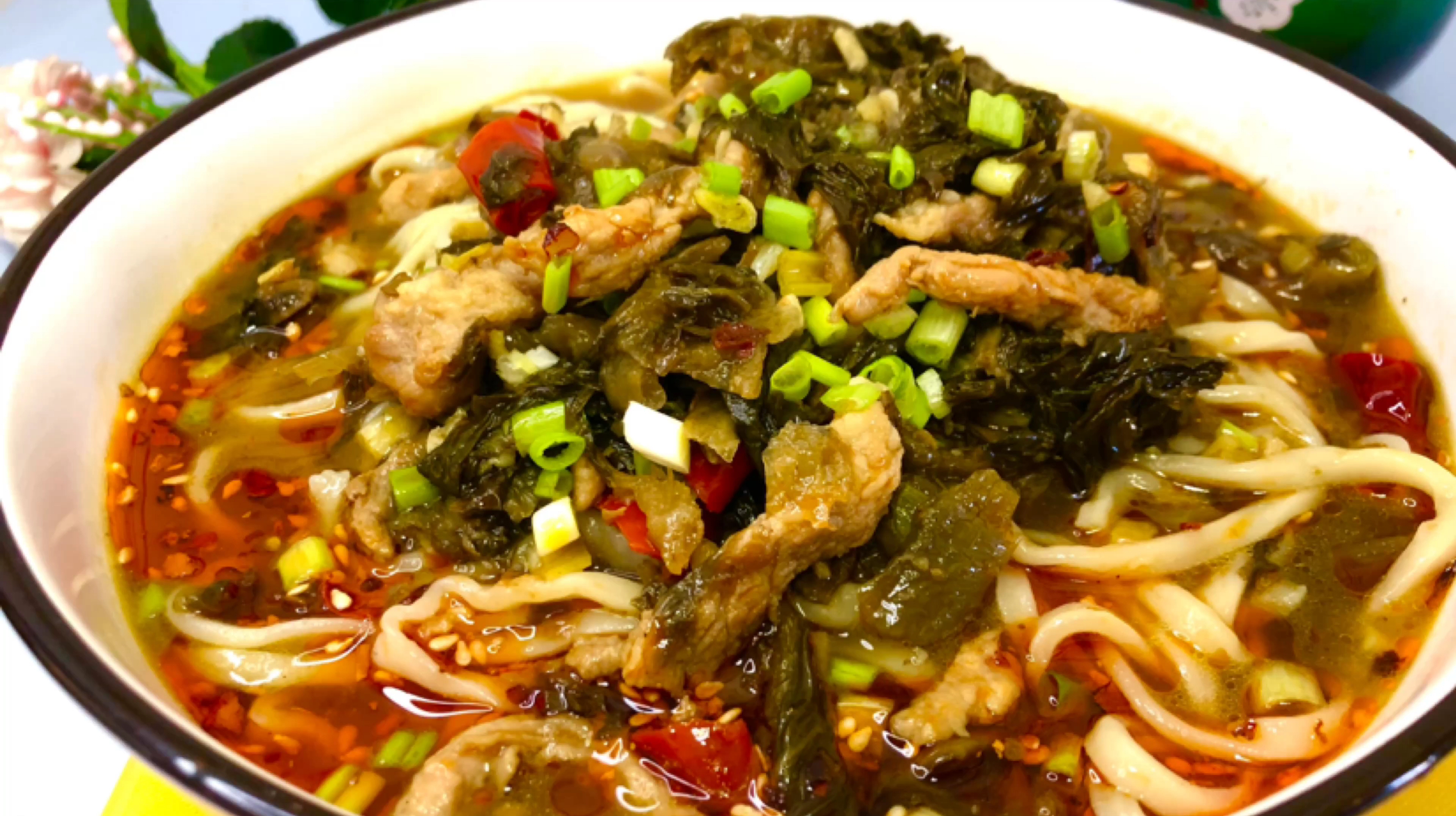 酸菜肉丝面,正宗家常做法,开胃爽口有食欲,比牛肉面好吃太多了