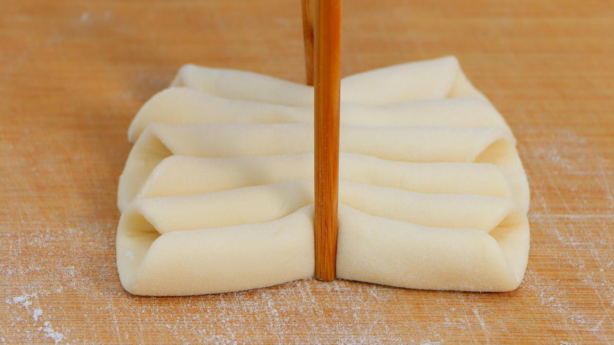 #春日创作大赏美食赛道# 三个面皮卷一卷,筷子一夹真是太美了,蓬松暄软,孩子特别爱吃