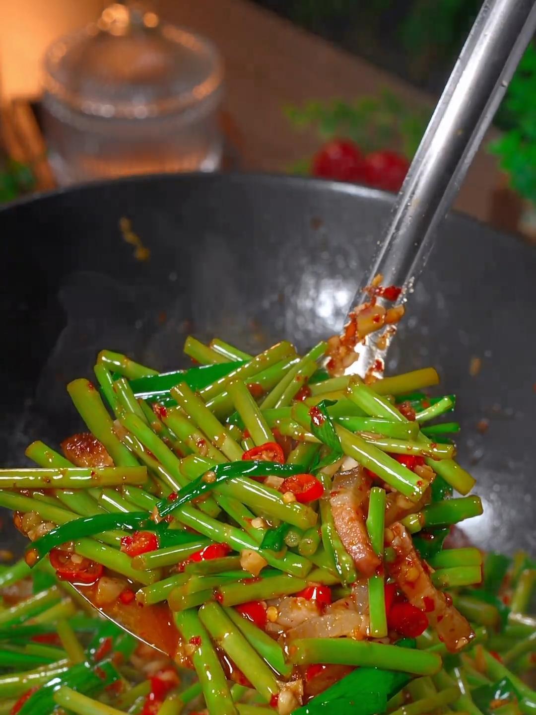 这样做的藜蒿炒腊肉香辣脆嫩