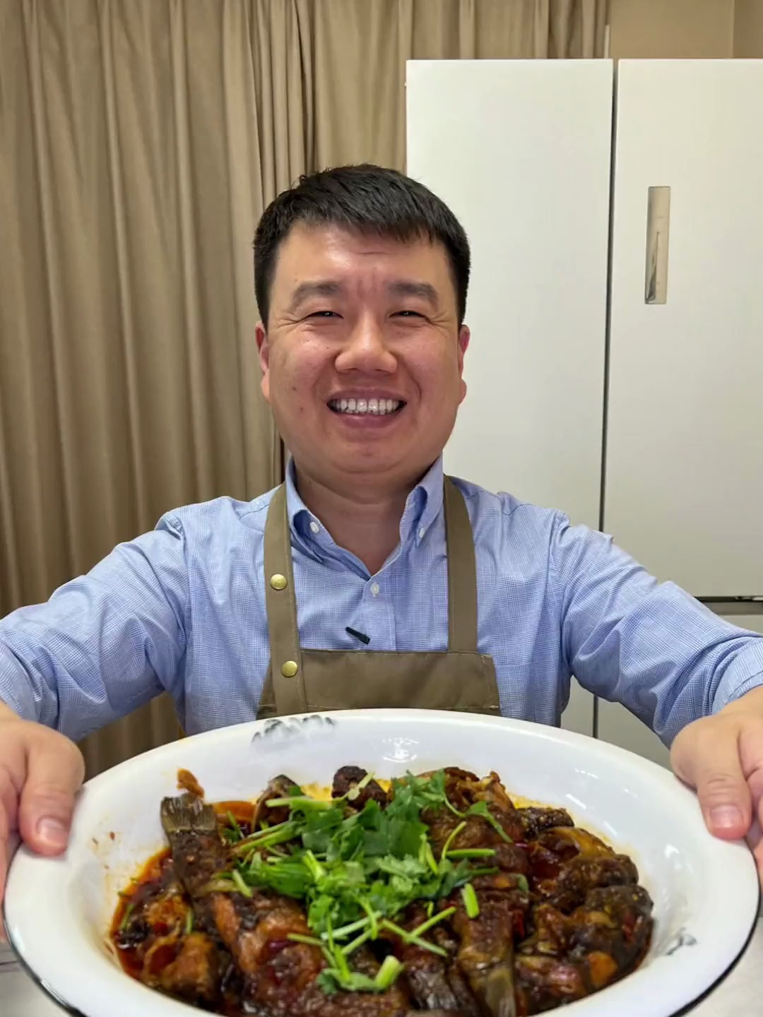 老公下班回家买了嘎鱼,做个红烧嘎鱼吃,先煎后烧