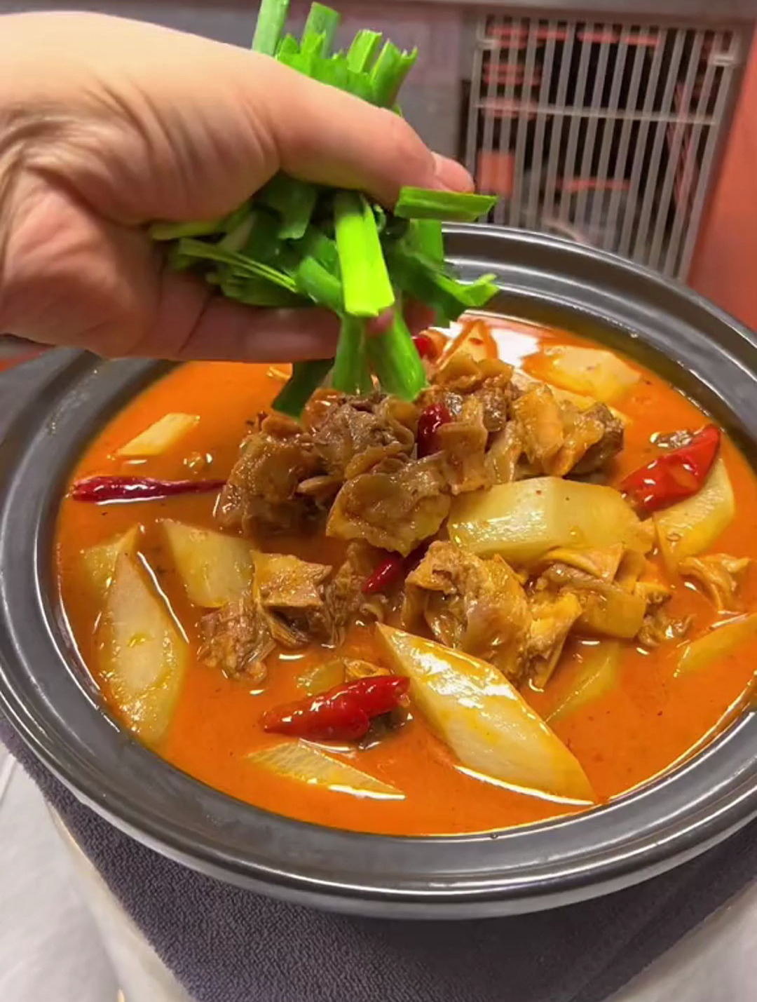 喜欢的牛肉火锅来了,冬季大排档最火的一道菜,经济实惠好吃不贵