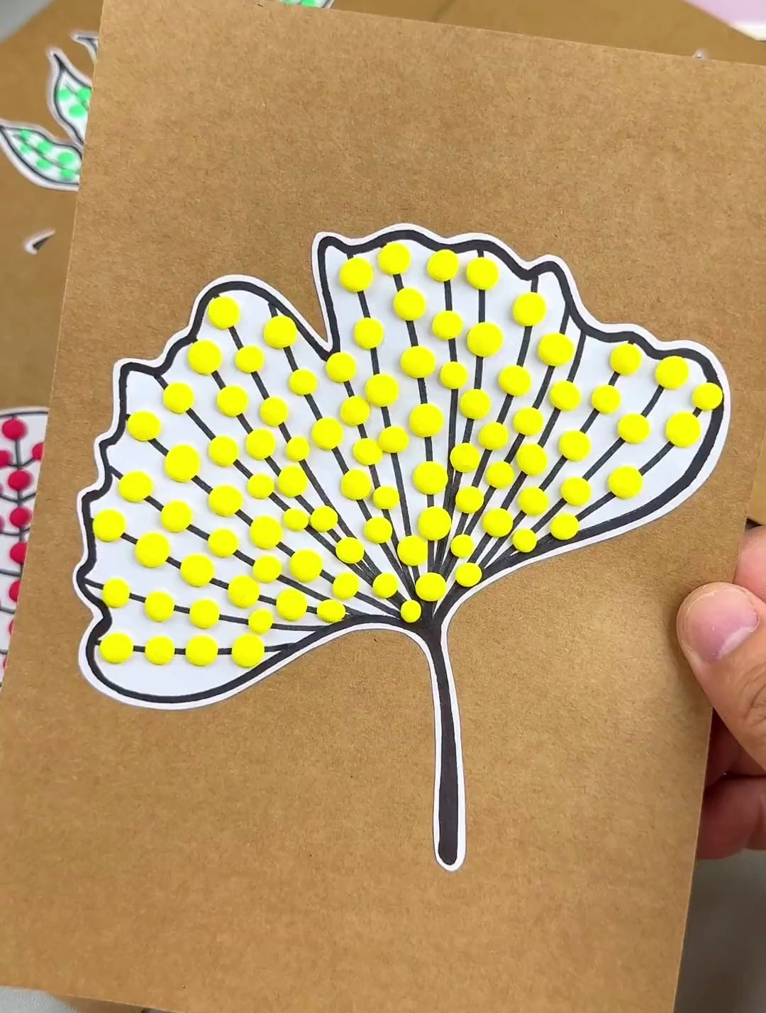 幼儿园的秋天创意手工,用卡纸和超轻黏土来制作秋天的叶子