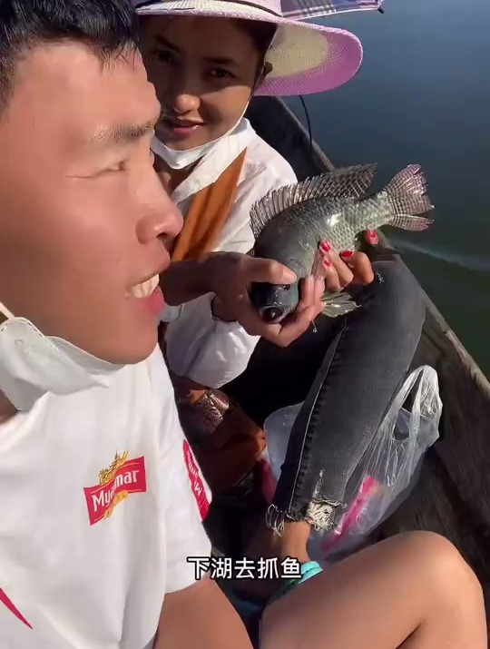 和缅甸老婆在缅甸6点起床抓鱼
