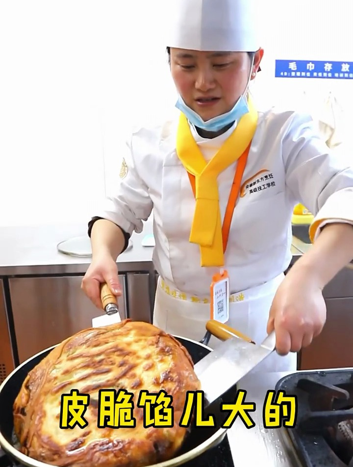 安徽亳州正宗牛肉馍,想吃就得排队,只为这一口~