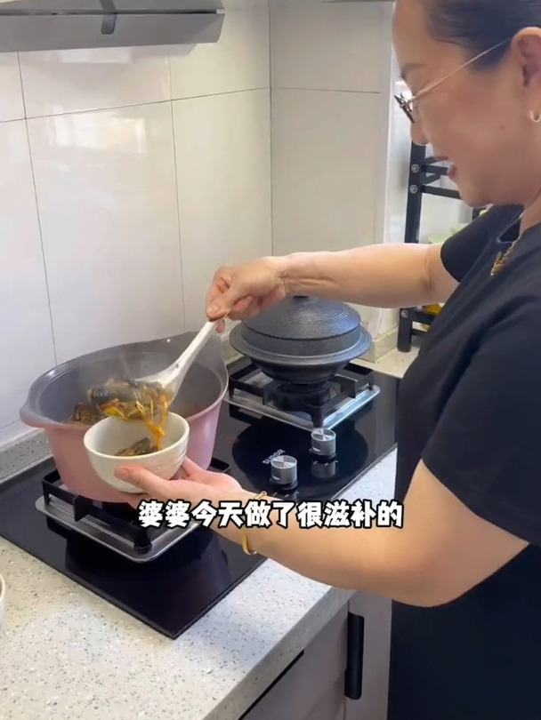 婆婆做了非常适合女生喝的牛肝菌阿胶乌鸡汤!
