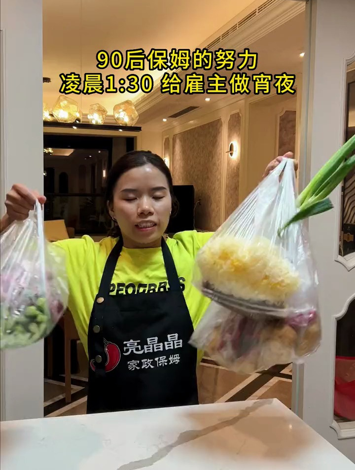 老板忙到半夜想吃点解馋的,就做了麻辣肥肠鱼蛋+冷吃兔+白灼菜心