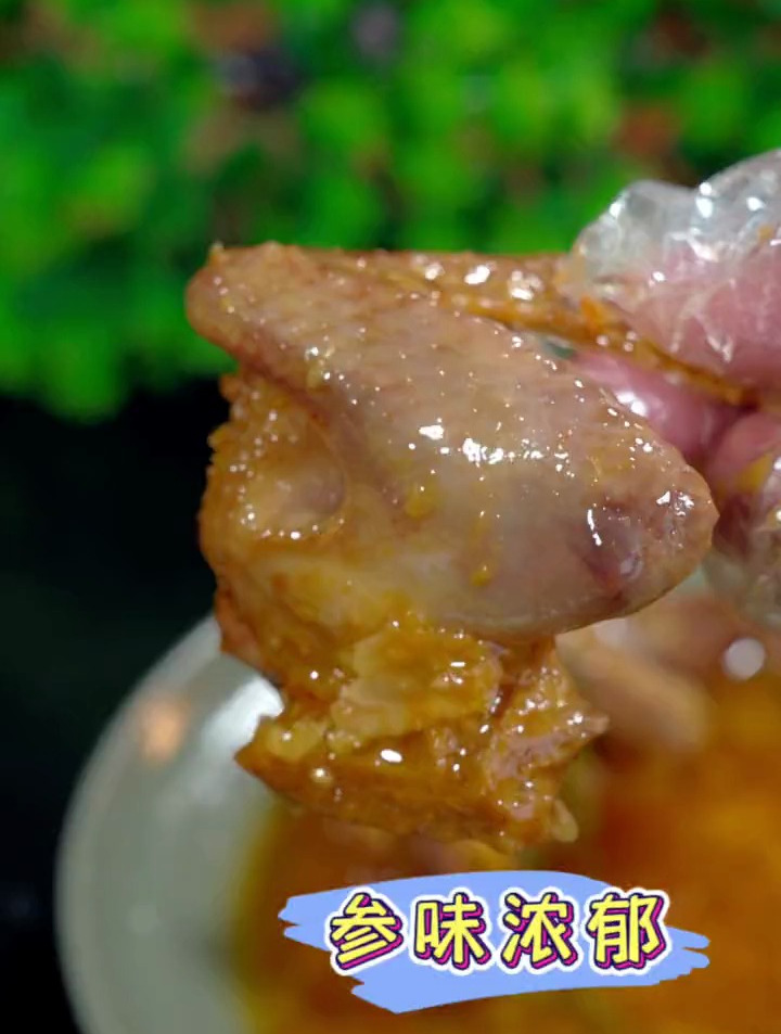 不想吃鸡了,就试下这道花旗参蒸鸽子,参味浓郁,营养十足