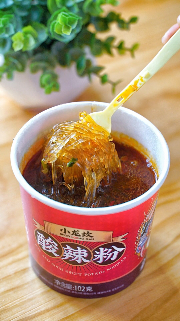 深夜睡不着,一碗酸辣粉让你……更睡不着