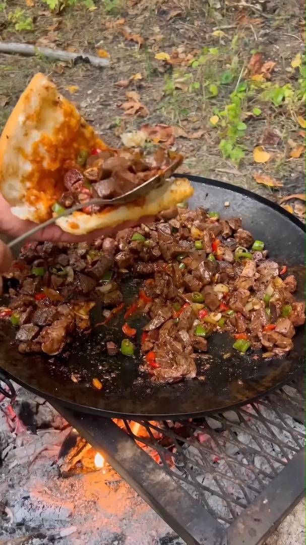 俄罗斯美食:铁板烤肉配馕饼,一大口咬下去太满足!