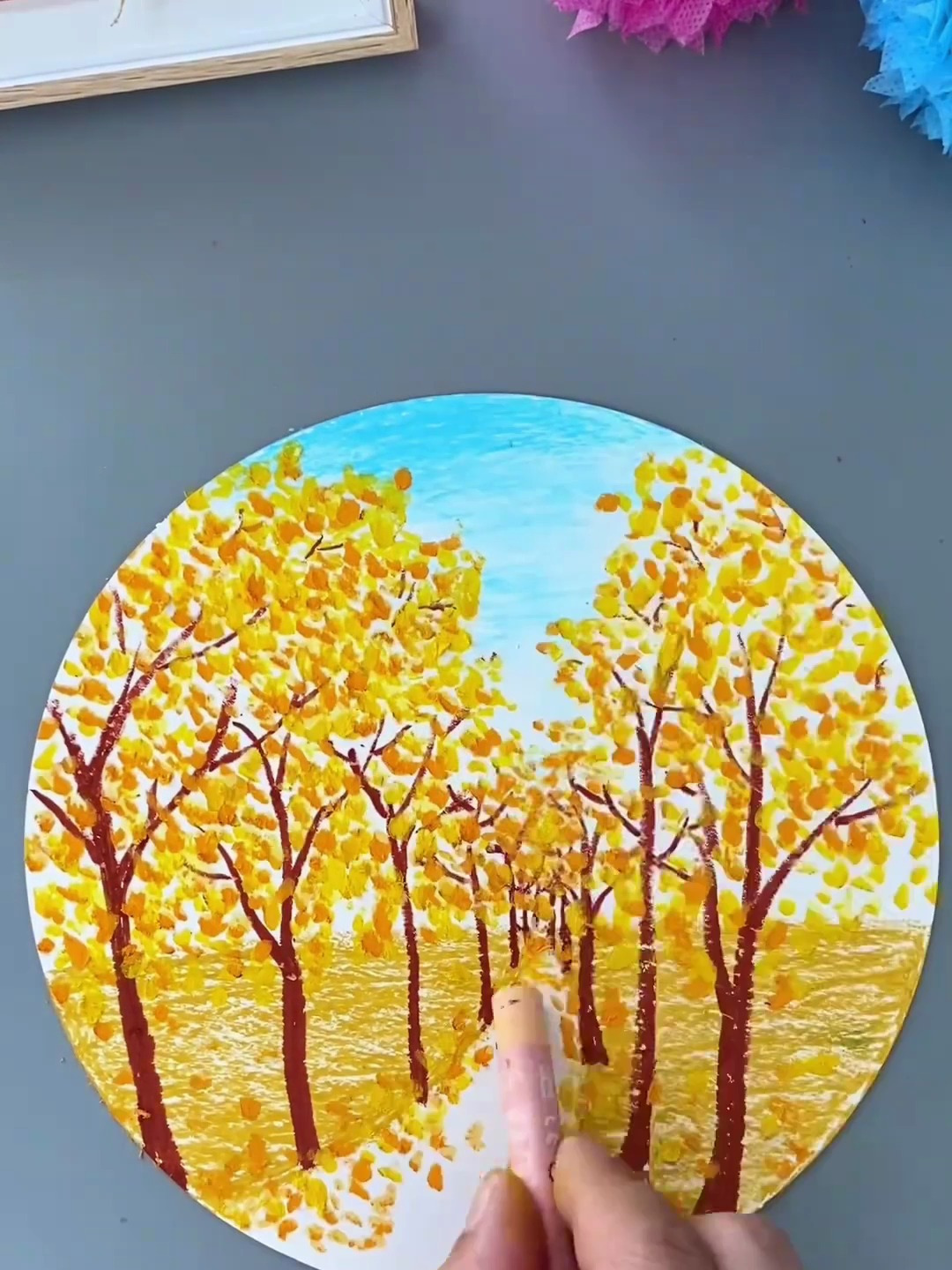 秋天了,和孩子用油画棒画漂亮的秋天主题儿童画吧!