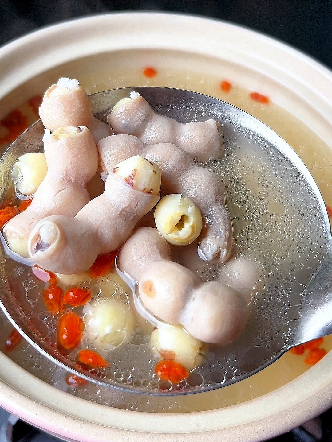 没错,这就是福建人都喜欢吃的小肠莲子汤,营养好喝,清清凉凉