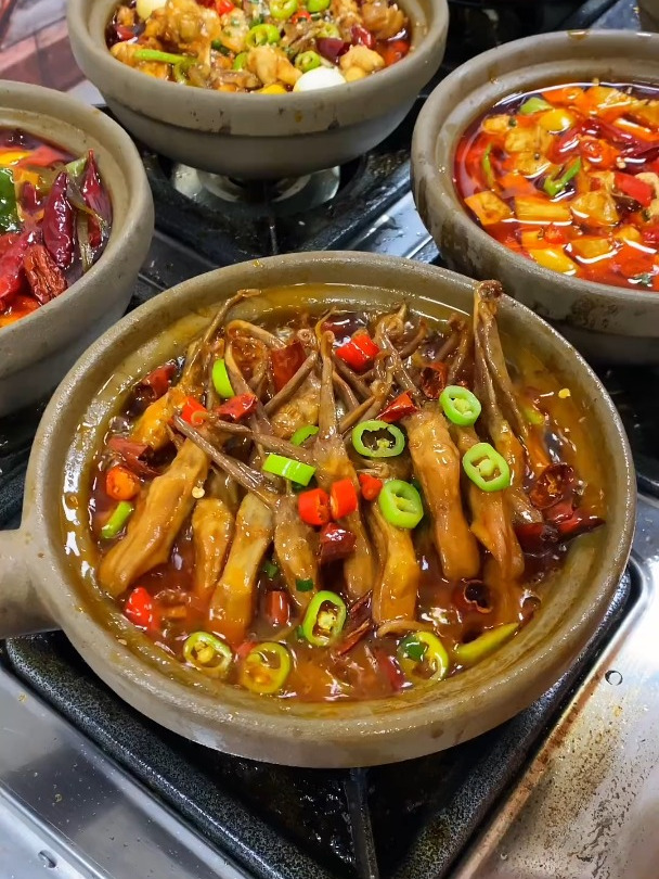 砂锅菜,新升级8种口味,三十多种菜品,荤素搭配,还可以做快餐