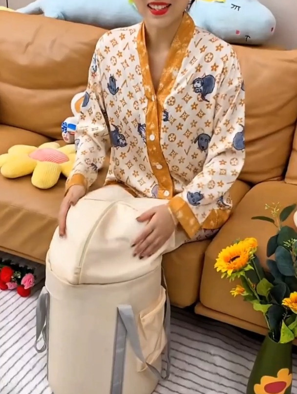 女人要想不显老,入秋就要多泡脚,泡脚同时还能给膝盖蒸桑拿