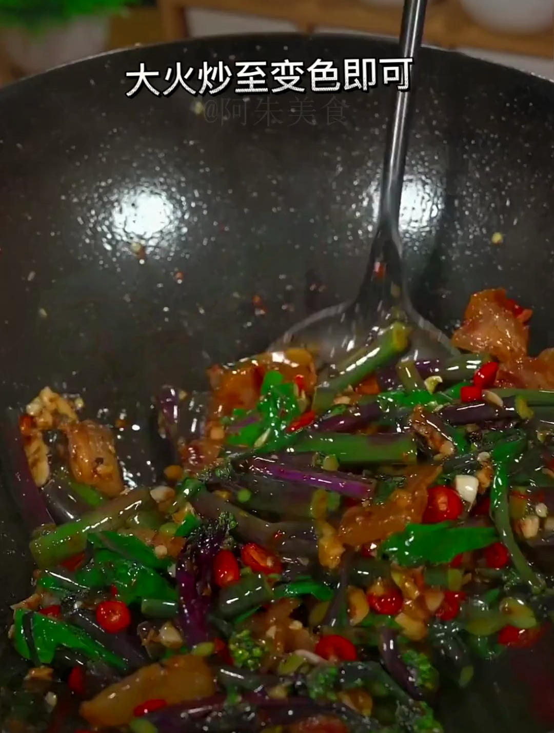 红菜苔炒腊肉,真的太好吃了,就怕你家米饭不够吃。菜苔炒腊肉