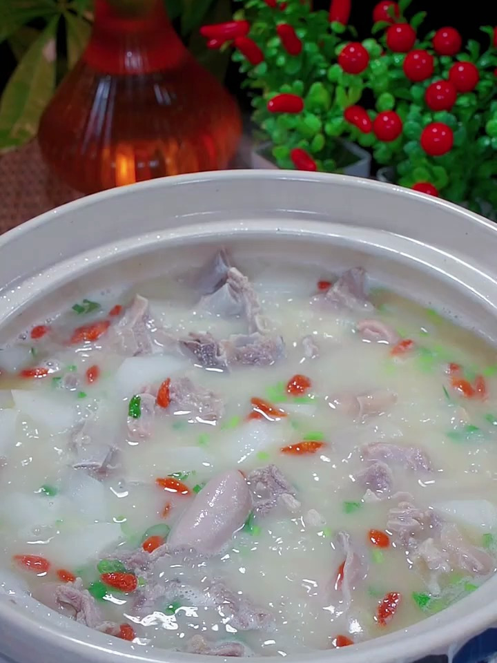 把鲫鱼和羊肉放入锅里一起煮,这样炖出来的羊肉汤既不腥也不膻