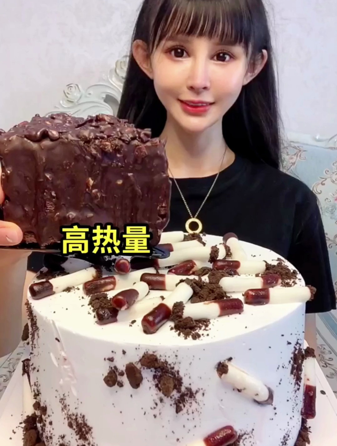 来一块高热量的巧克力蛋糕,幸福感爆棚!