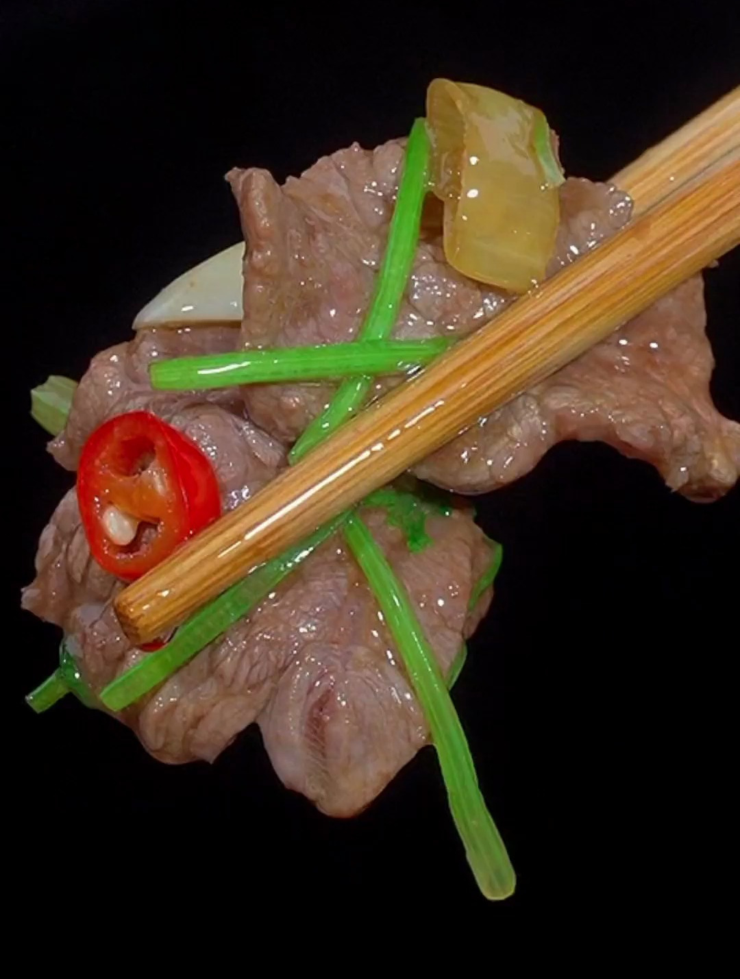 香菜炒牛肉鲜嫩不柴,做法简单好吃又下饭,每次都能吃下三大碗
