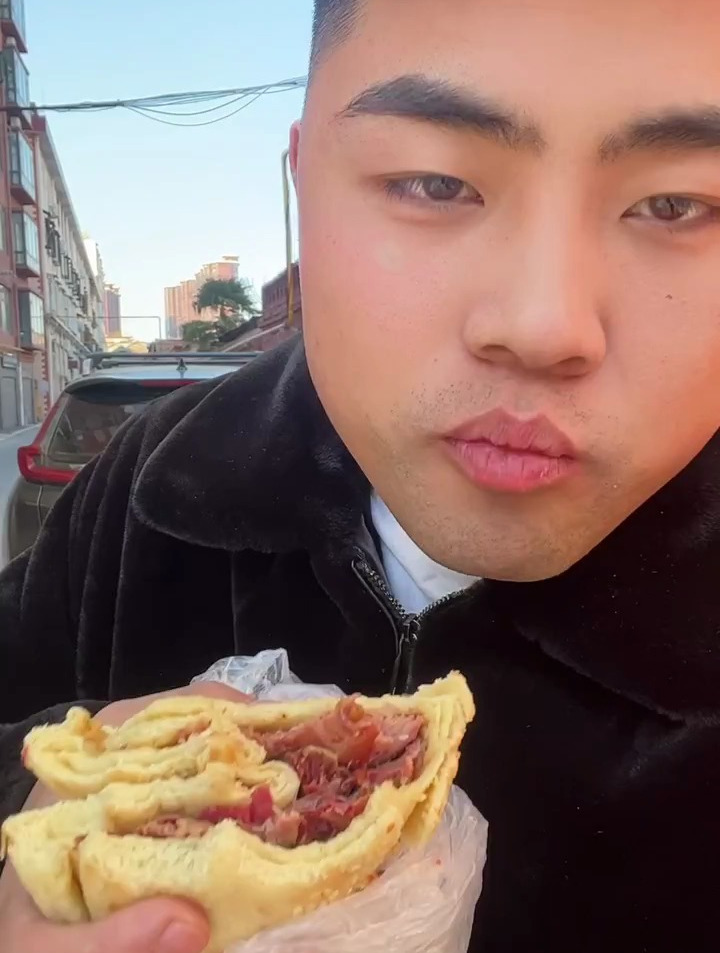 十年牛皮癣日常,今天吃烧饼夹狗肉,你们敢吃狗肉吗?