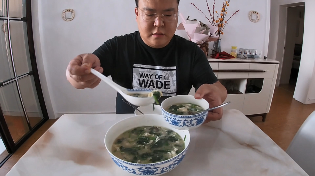 面疙瘩即当菜又当汤再放两个海参补补身子,真像样