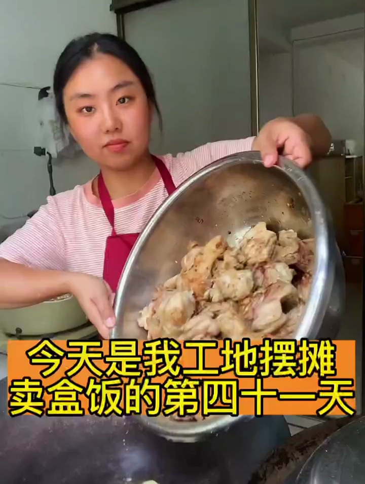 工地摆摊卖盒饭,买了五香蒸肉米粉和工地大叔们做粉蒸排骨!摆摊