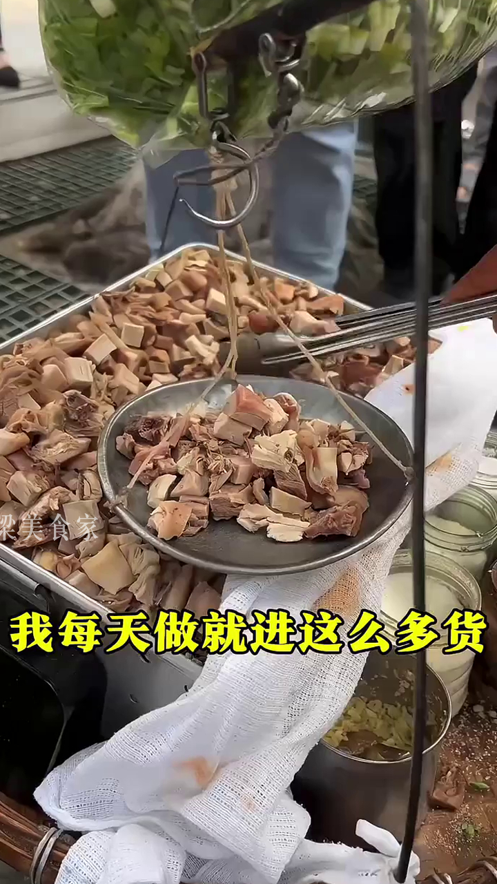 成都街头的王鸡肉,一根扁担挑了30多年～