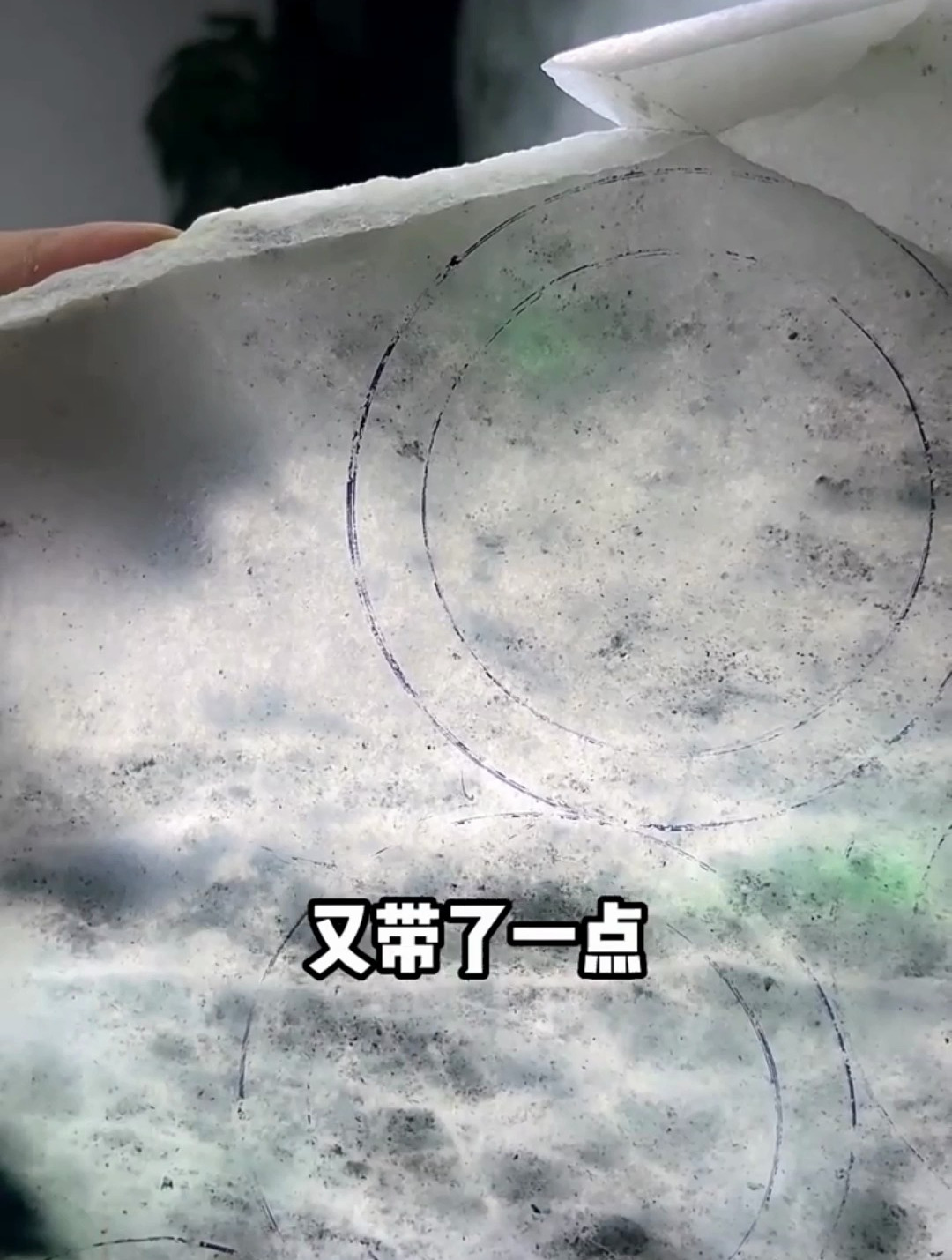 冰乌鸡飘花镯,把水墨意境戴腕间,你喜欢吗?翡翠?