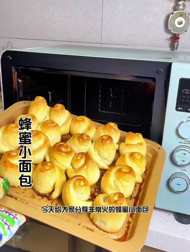 非常火的蜂蜜小面包做法,外酥里软好好吃