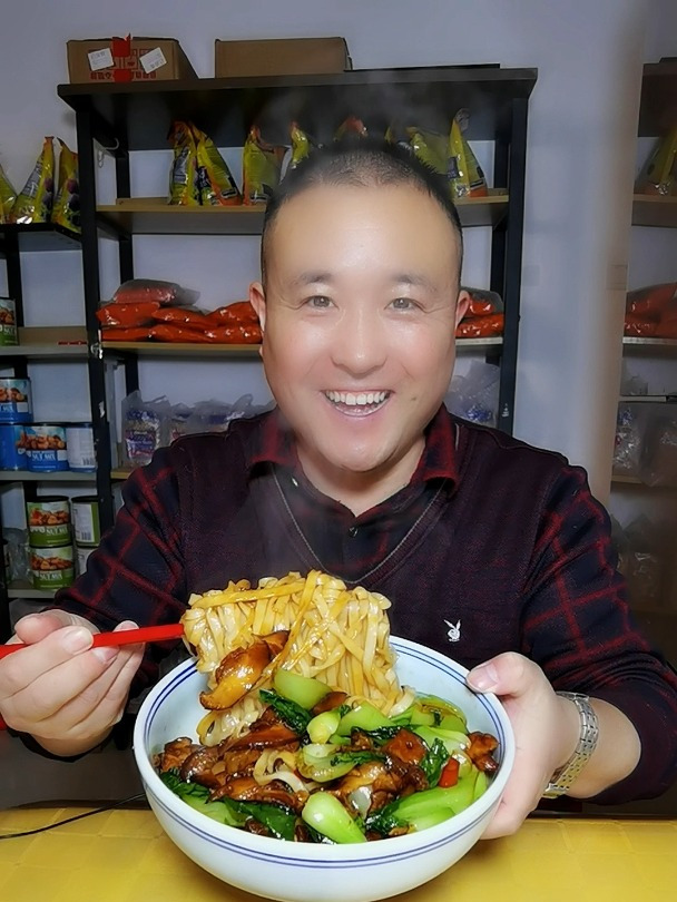 简单家乡味这样面条看着就好吃,香菇油菜拌面味道绝绝子太香了