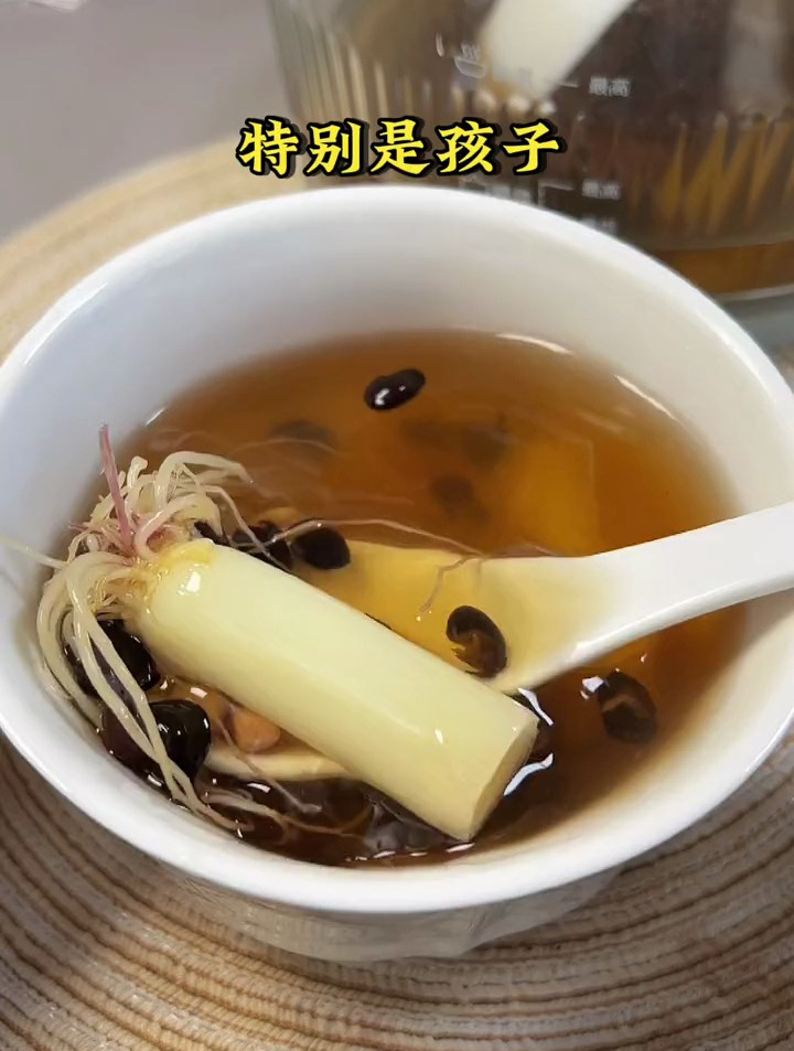 宝宝感冒了,爸妈可以尝试用葱白淡豆豉汤的食疗法,简单方便