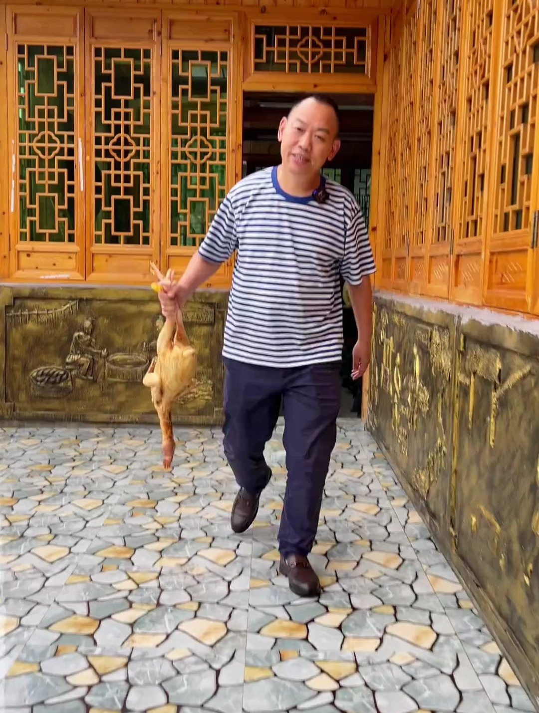 人生的美好,或许就是吃嘛嘛香!看老表们爱吃这种肥肠火锅鸡