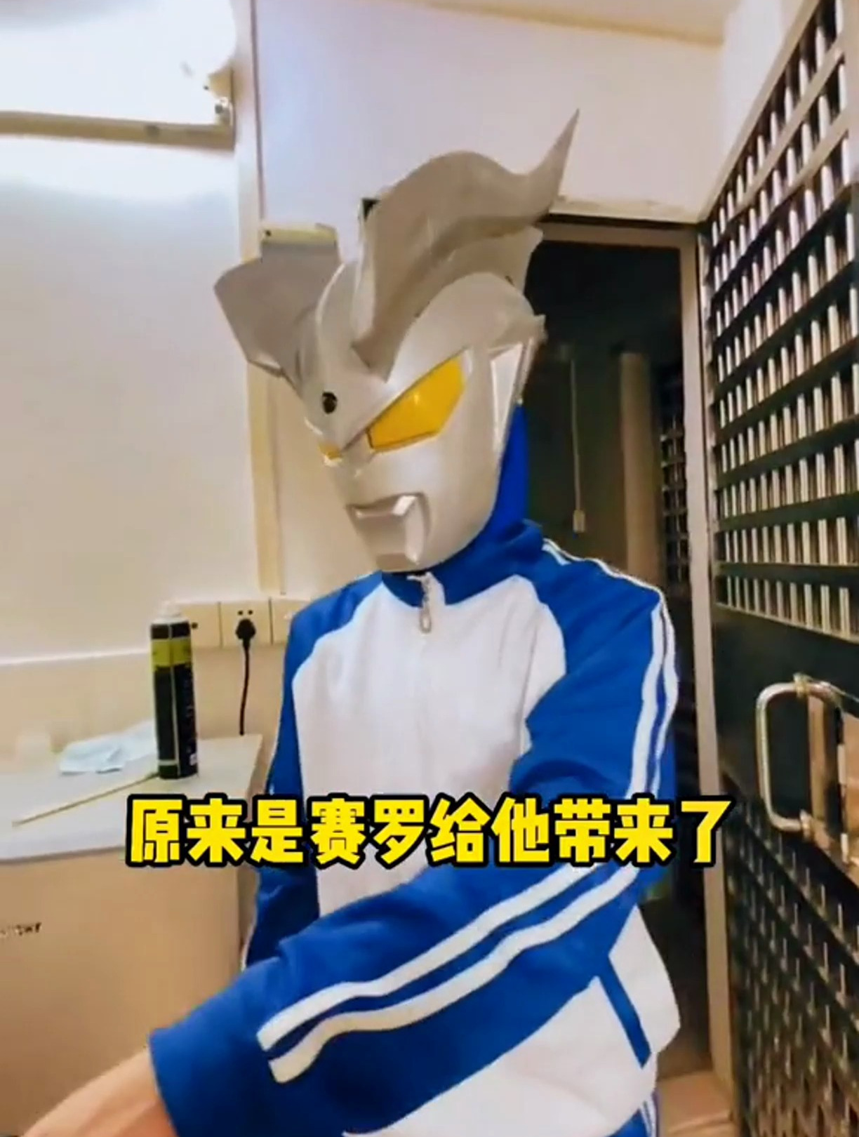 迪迦奥特曼 绿头怪 没想到绿头怪的身体里竟然住着赛罗奥特曼