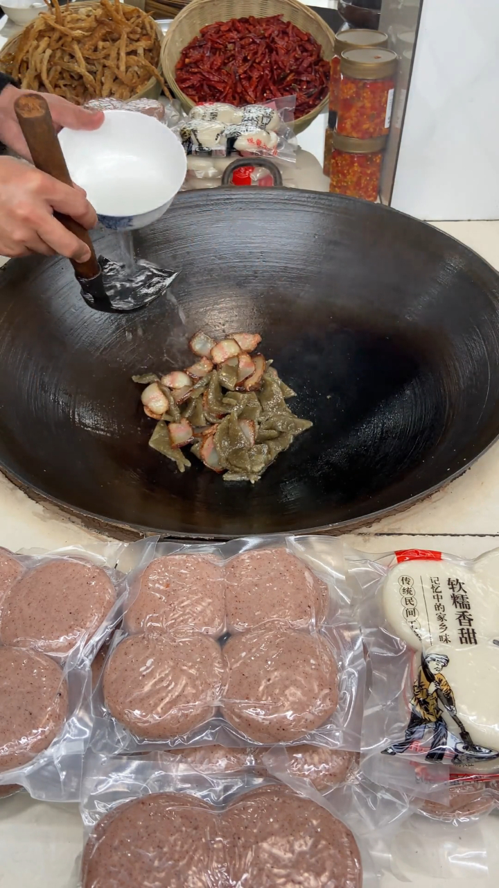小时奶奶经常做红薯粉给我们吃,现在每次一吃都是儿时的记忆