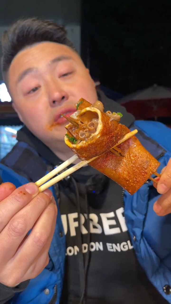 重庆烧烤的三大特色鲫鱼脑花鸭肠 在这里都能让你唇齿留香