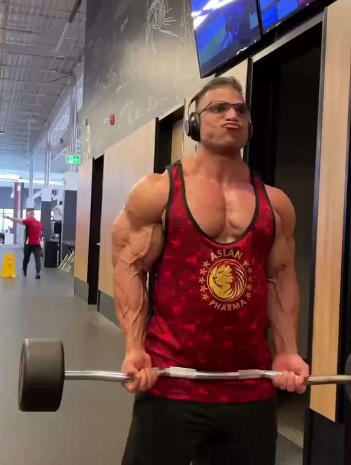健身肌肉男,日常手臂训练