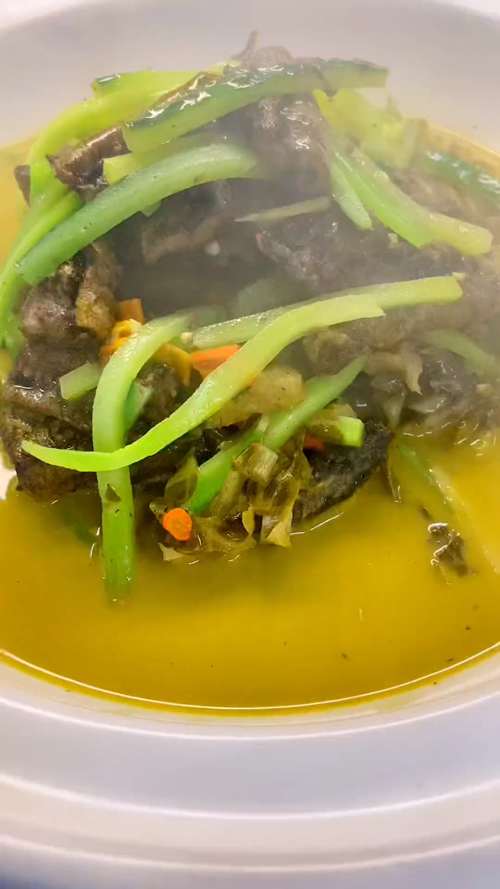 今天给大家做一道黄焖鳝鱼味道特别鲜美