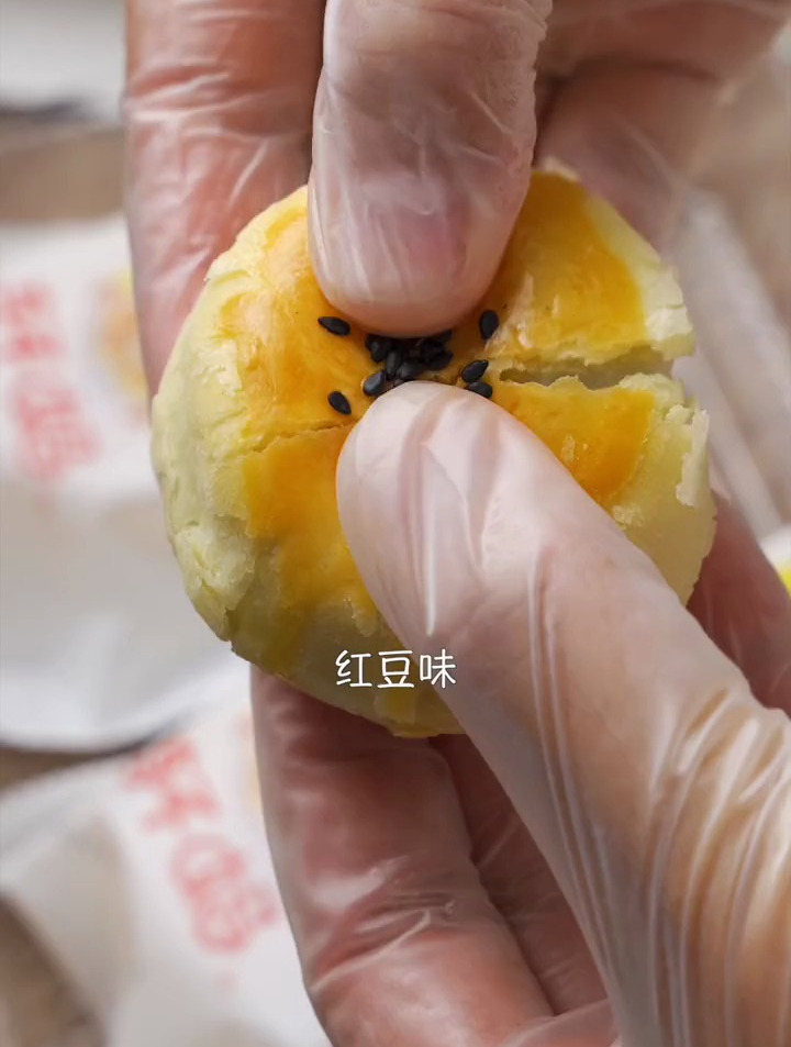 一口就爱上的蛋黄酥,陷料超足,口感酥软,Q弹有嚼劲～
