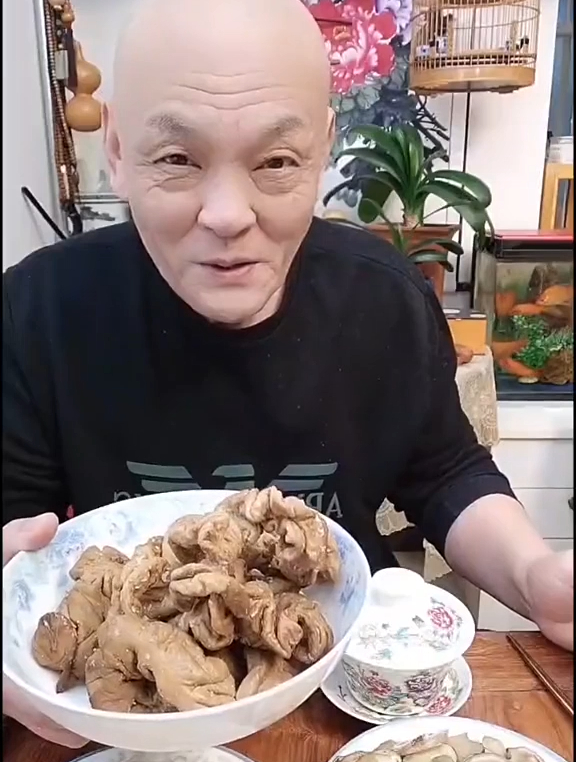 这就是老北京人吃炒肝儿的秘诀,加上蒜末,那叫一个地道!